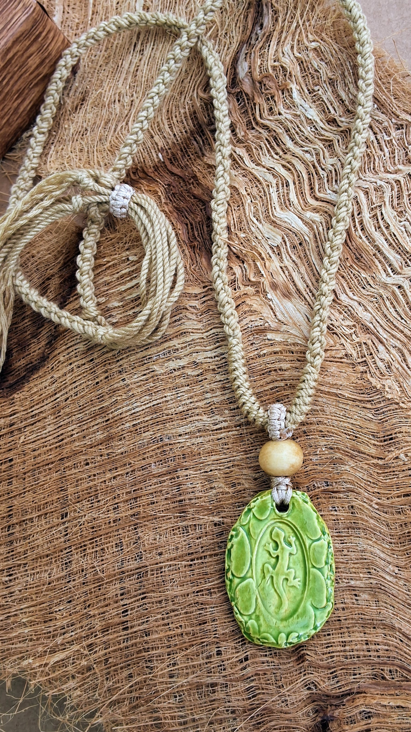 NKL-GKO01GRN: Green Gecko Ceramic Necklace – Braided Cord