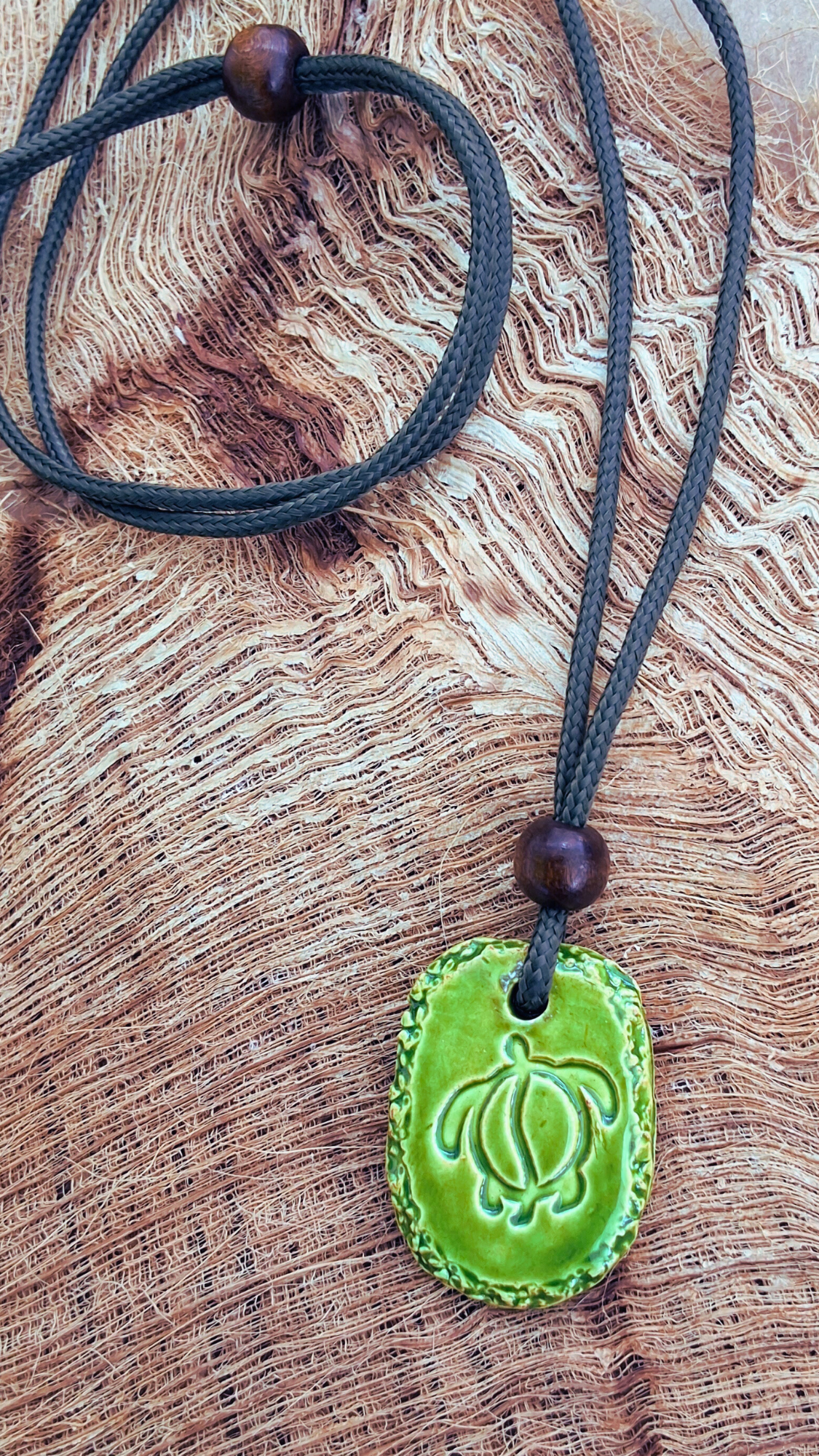 NKL-HNU01GRN: Petroglyph of a Honu (Turtle) Ceramic Necklace – Green Glaze