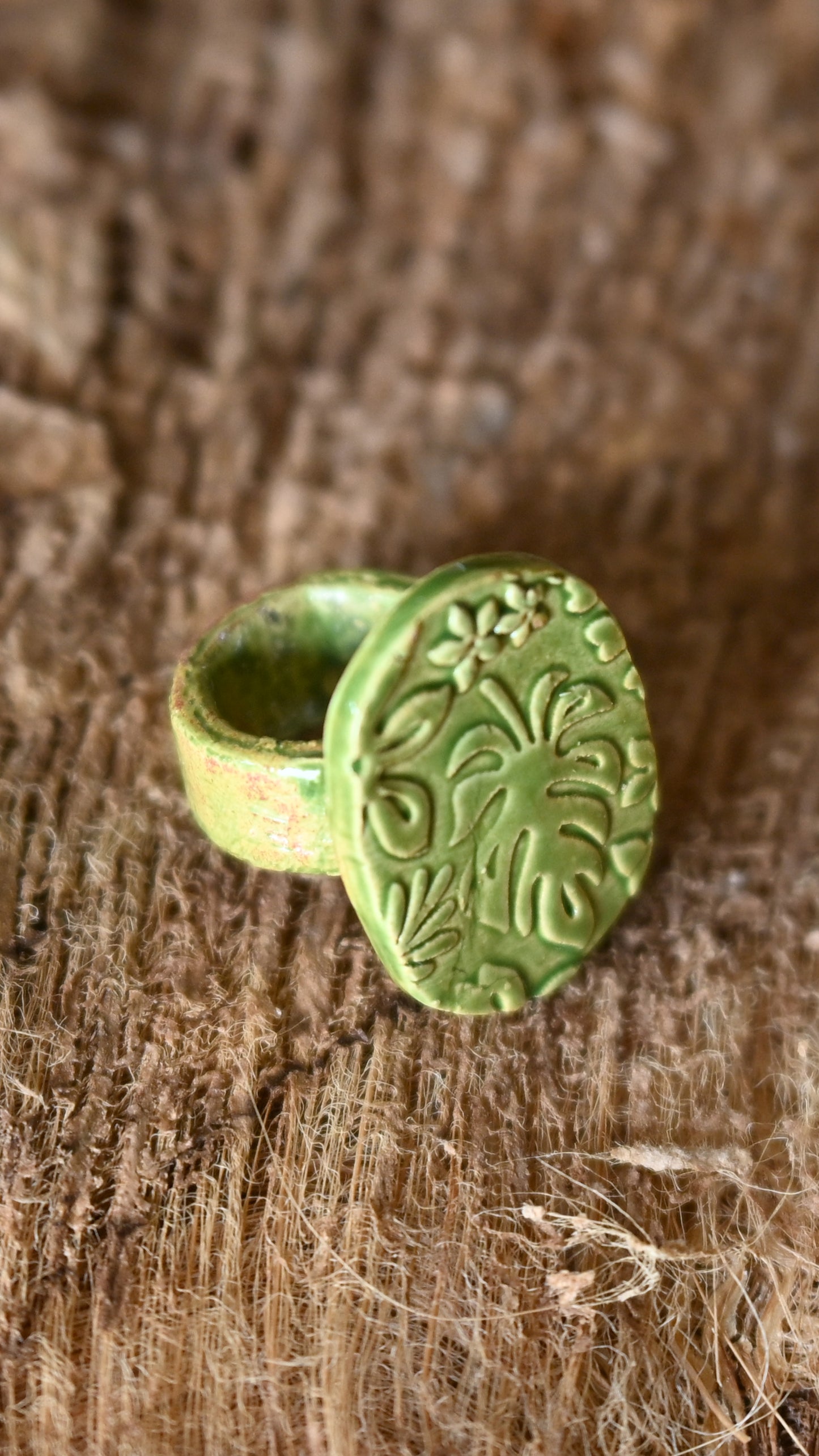 RNG-MON01GRN: Green Monstera Ceramic Ring