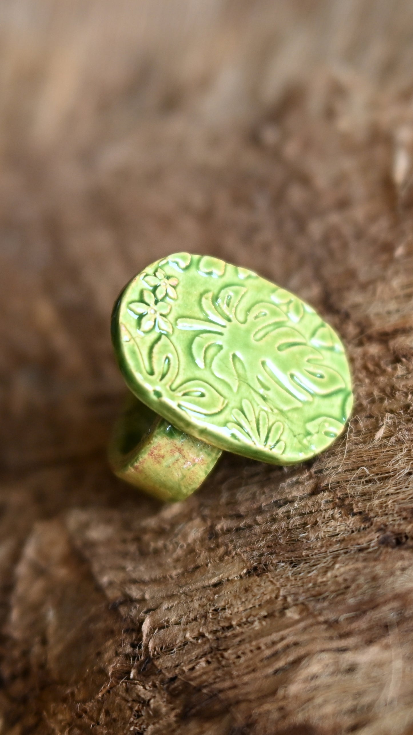RNG-MON01GRN: Green Monstera Ceramic Ring
