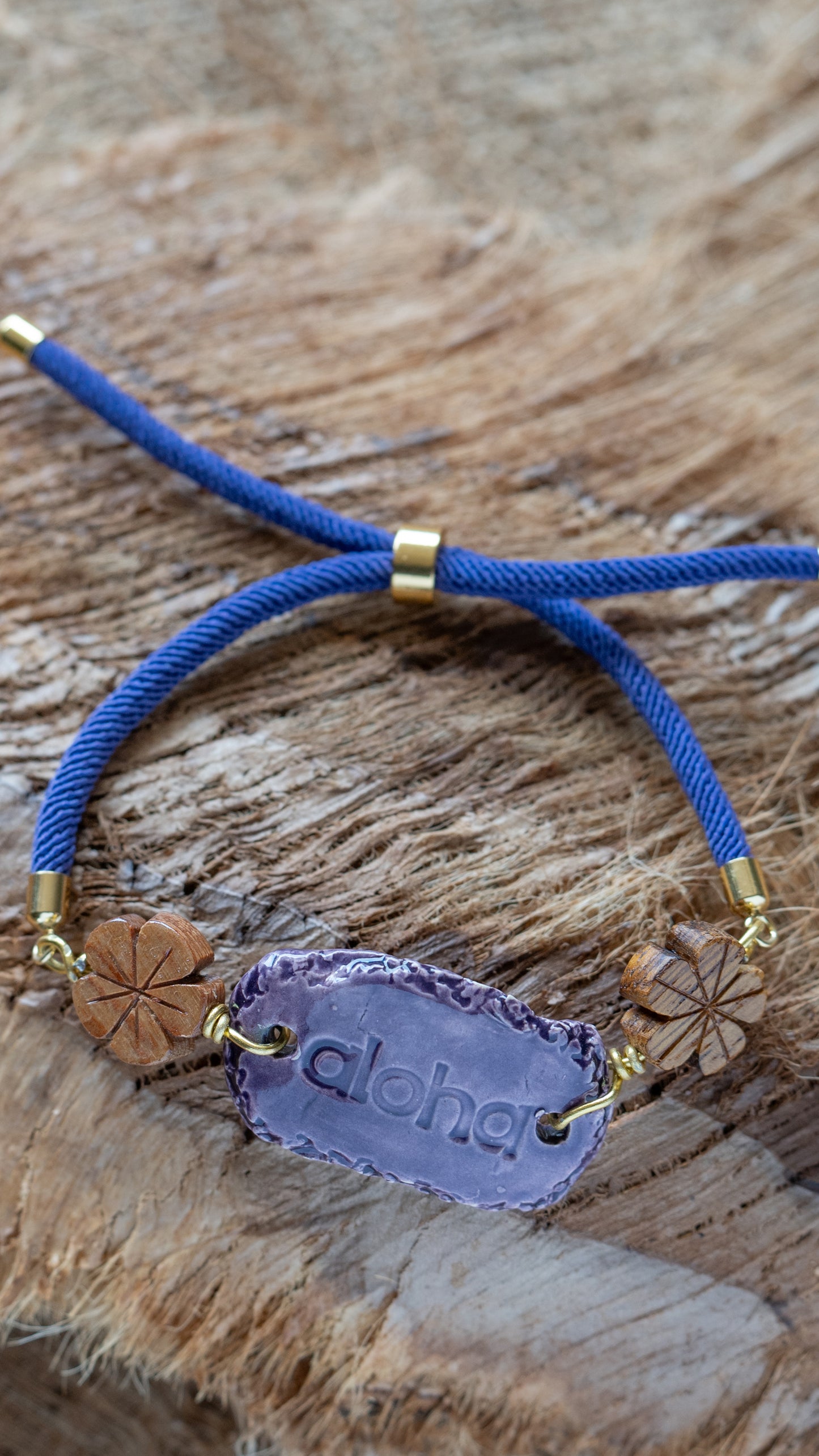 BLT-ALO04ABL: Aloha Ceramic Bracelet – Dark Blue Glaze with Wood Flower
