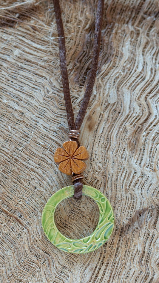 NKL-FRN01GRN: Fern Blossom Ceramic Necklace – Green Glaze with Wood Flower