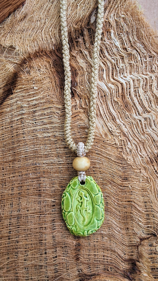 NKL-GKO01GRN: Green Gecko Ceramic Necklace – Braided Cord
