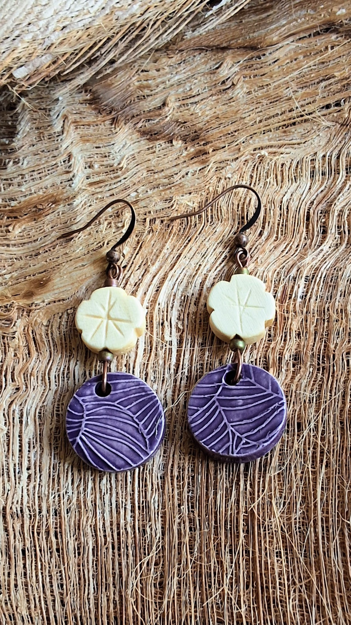 EAR-MON02PRP: Monstera Round Ceramic Earrings – Purple Glaze with Cream Wooden Flowers
