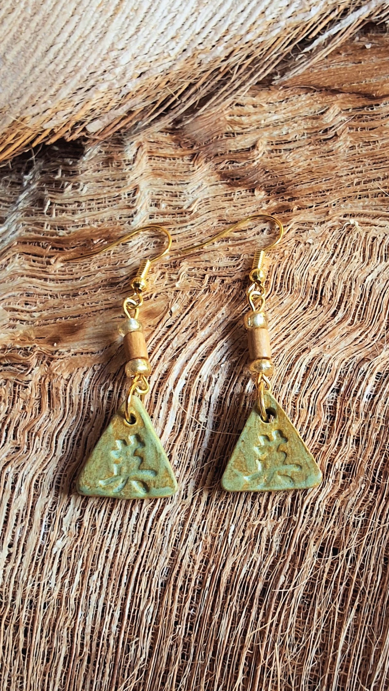 EAR-CRG01BNS: Courage in Kanji Triangle Ceramic Earrings – Butternut Squash Glaze