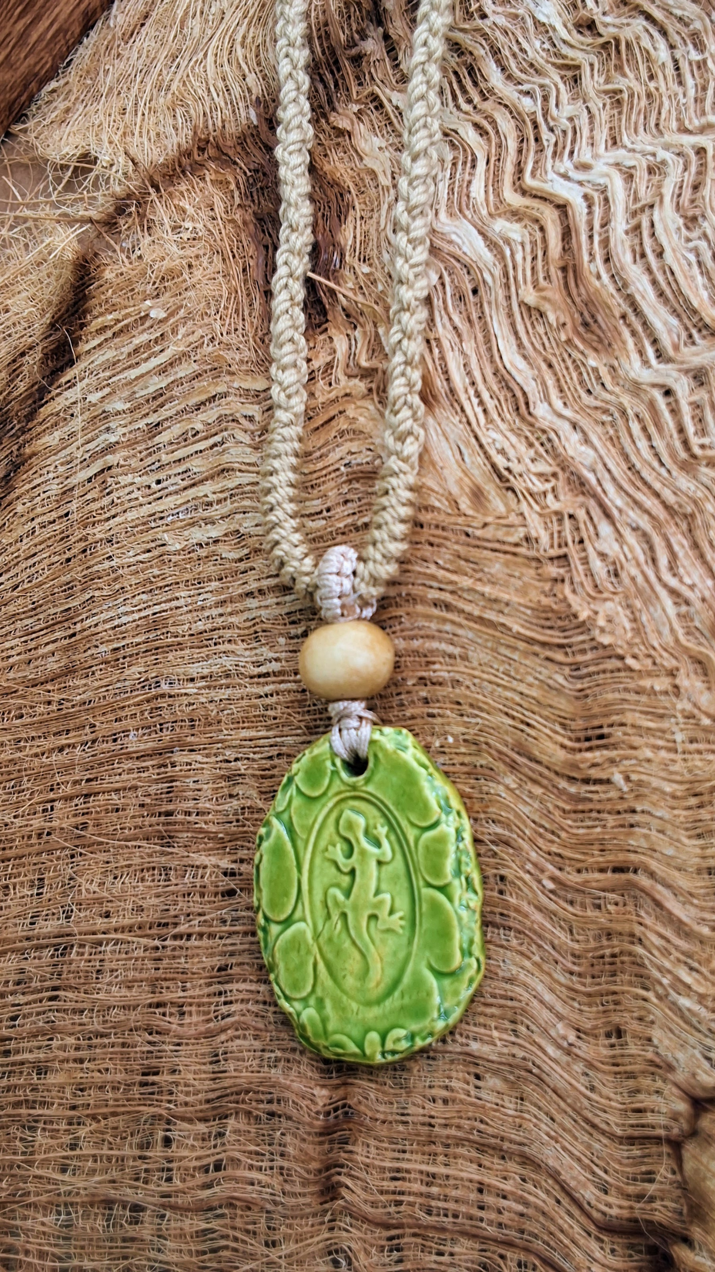 NKL-GKO01GRN: Green Gecko Ceramic Necklace – Braided Cord