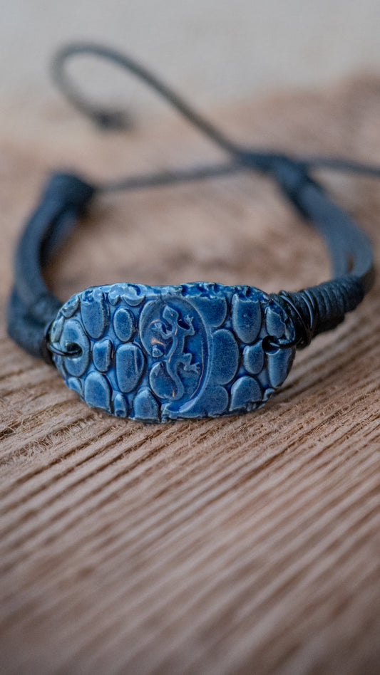 BLT-GKO01ABL: Gecko Unisex Ceramic Bracelet with Black Leather Cord – Dark Blue Glaze