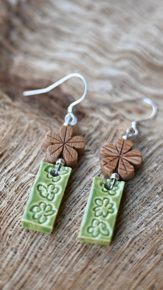 EAR-LEI01GRN: Green Lei Flower Rectangle Ceramic Earrings with Wooden Flower