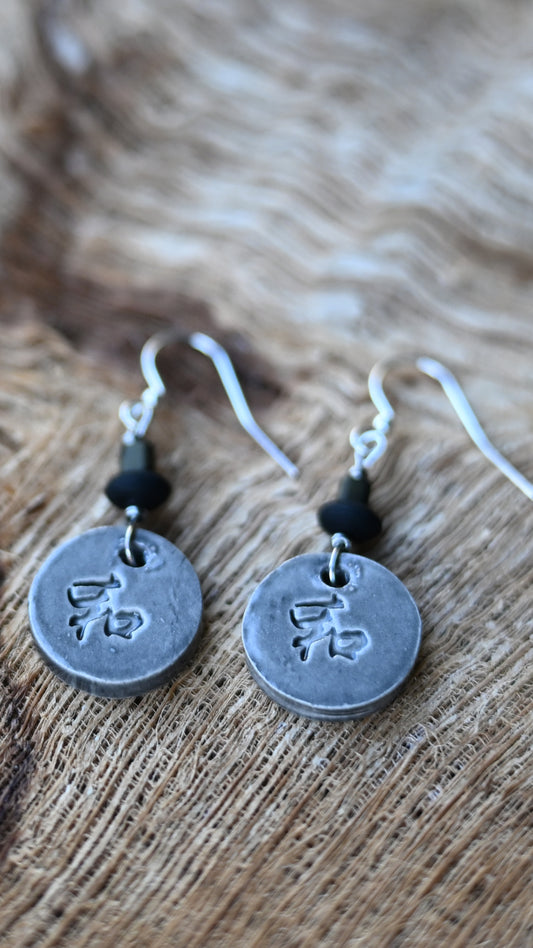EAR-PCE02GRY: Round Peace Kanji Ceramic Earrings – Grey Glaze