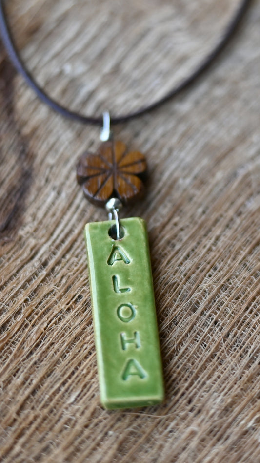 NKL-ALO02GRN: Aloha Green Ceramic Necklace with Wood Flower