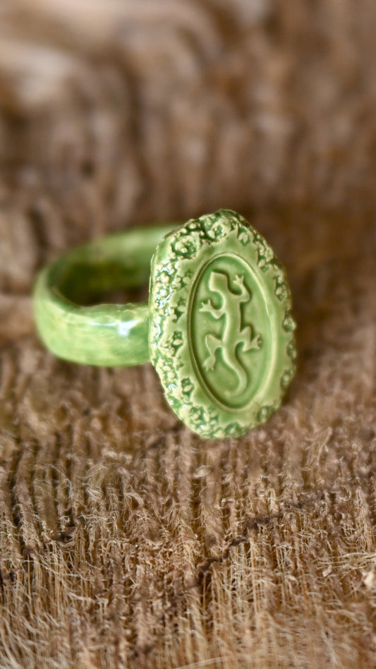 RNG-GKO01GRN: Green Gecko Ceramic Ring