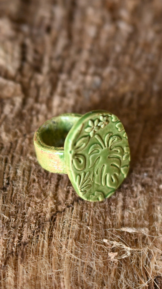 RNG-MON01GRN: Green Monstera Ceramic Ring